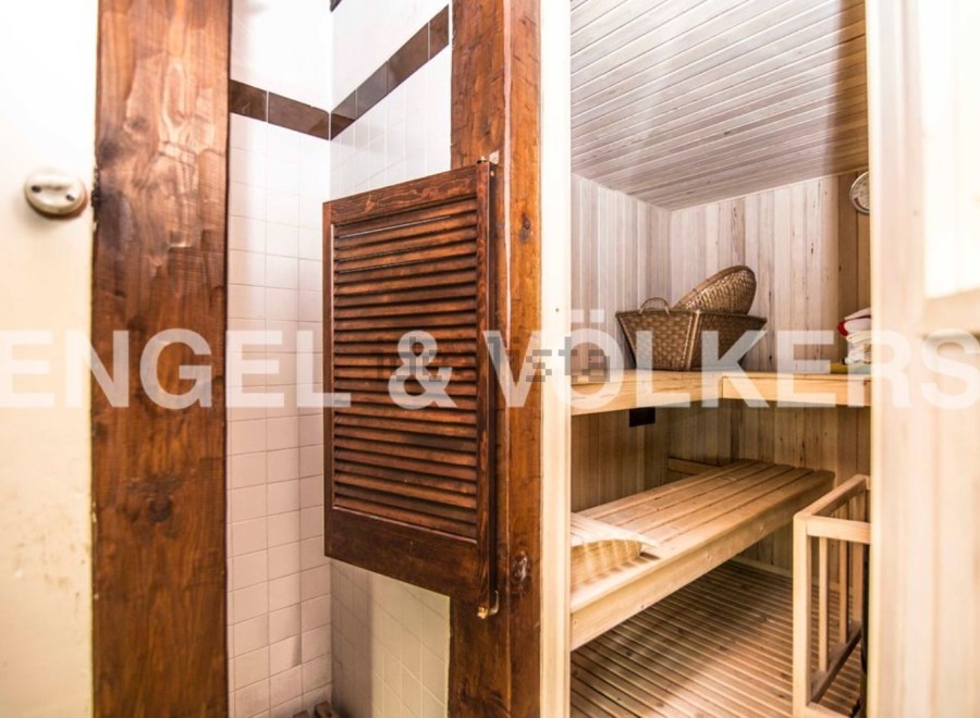 This stunning property boasts a luxurious sauna, perfect for relaxation and rejuvenation.