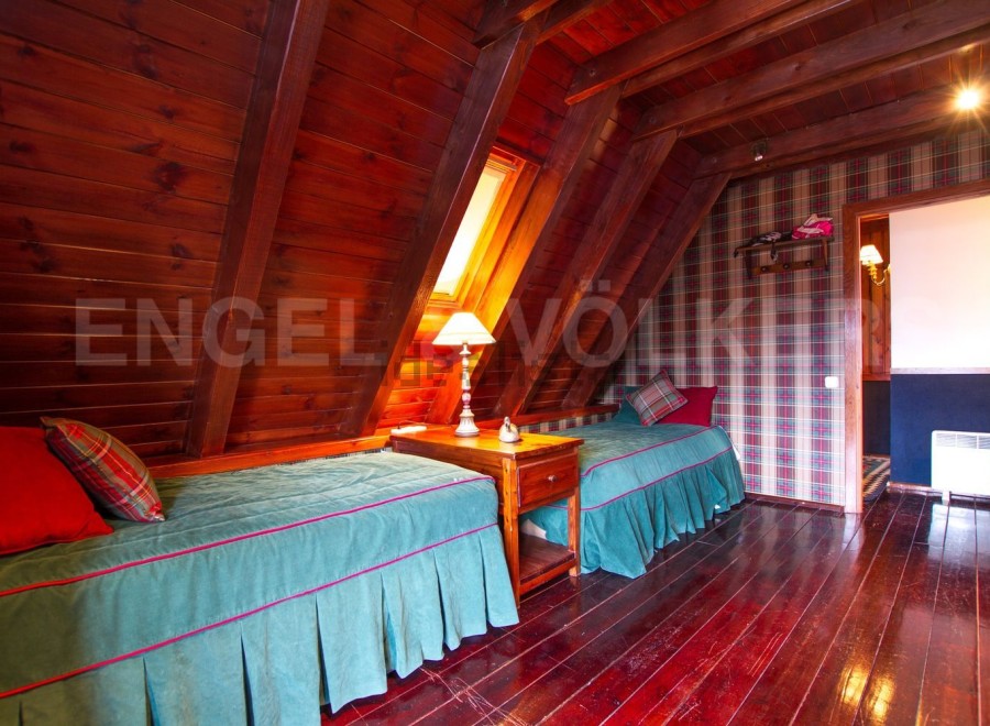 Cozy A-frame cabin with two twin beds, perfect for a relaxing getaway.