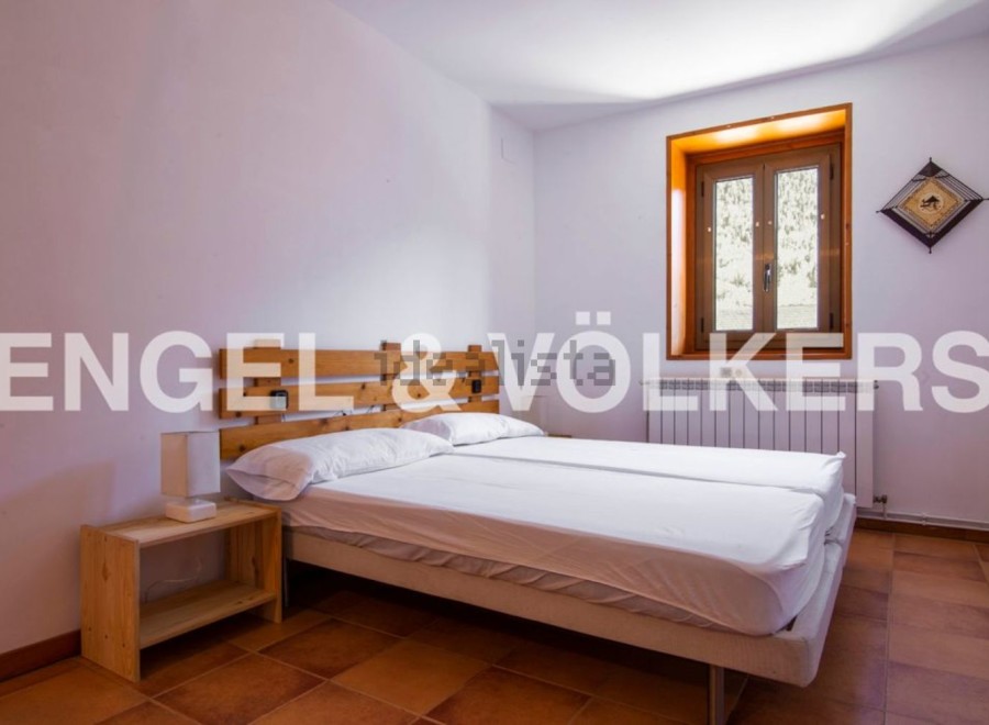 Cozy bedroom with a double bed and wooden headboard, offering a tranquil atmosphere.