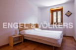 Cozy bedroom with a double bed and wooden headboard, offering a tranquil atmosphere.