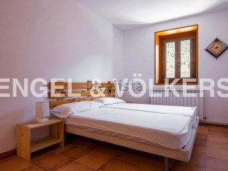 Cozy bedroom with a double bed and wooden headboard, offering a tranquil atmosphere.