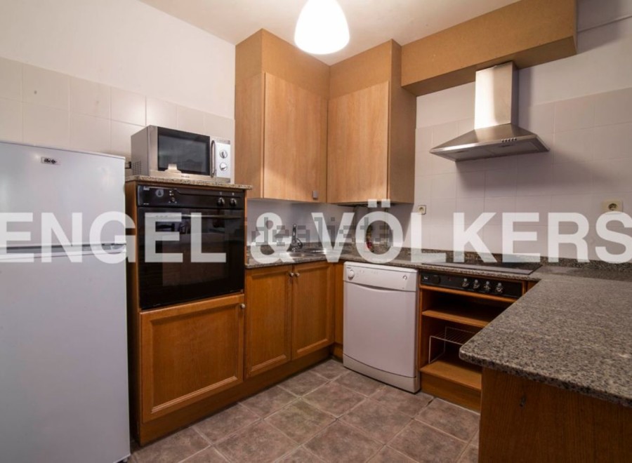 This charming apartment boasts a well-equipped kitchen with modern appliances, including a microwave, oven, and dishwasher.