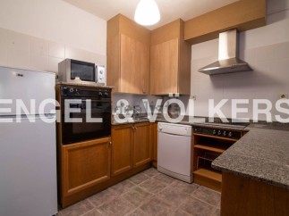 This charming apartment boasts a well-equipped kitchen with modern appliances, including a microwave, oven, and dishwasher.