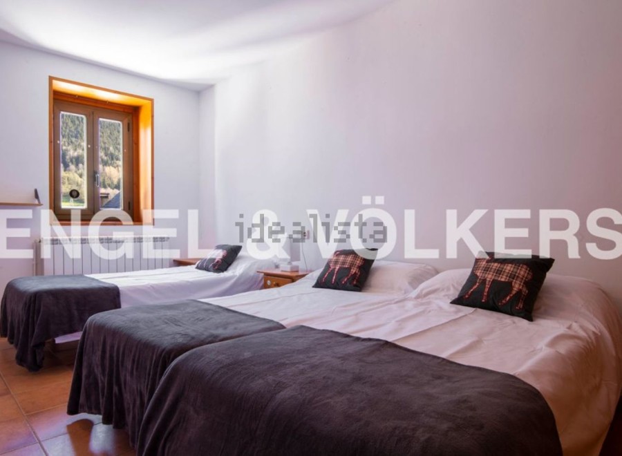 Cozy mountain retreat with three twin beds, perfect for families or friends.