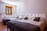 Cozy mountain retreat with three twin beds, perfect for families or friends.