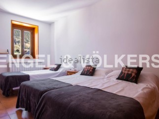 Cozy mountain retreat with three twin beds, perfect for families or friends.