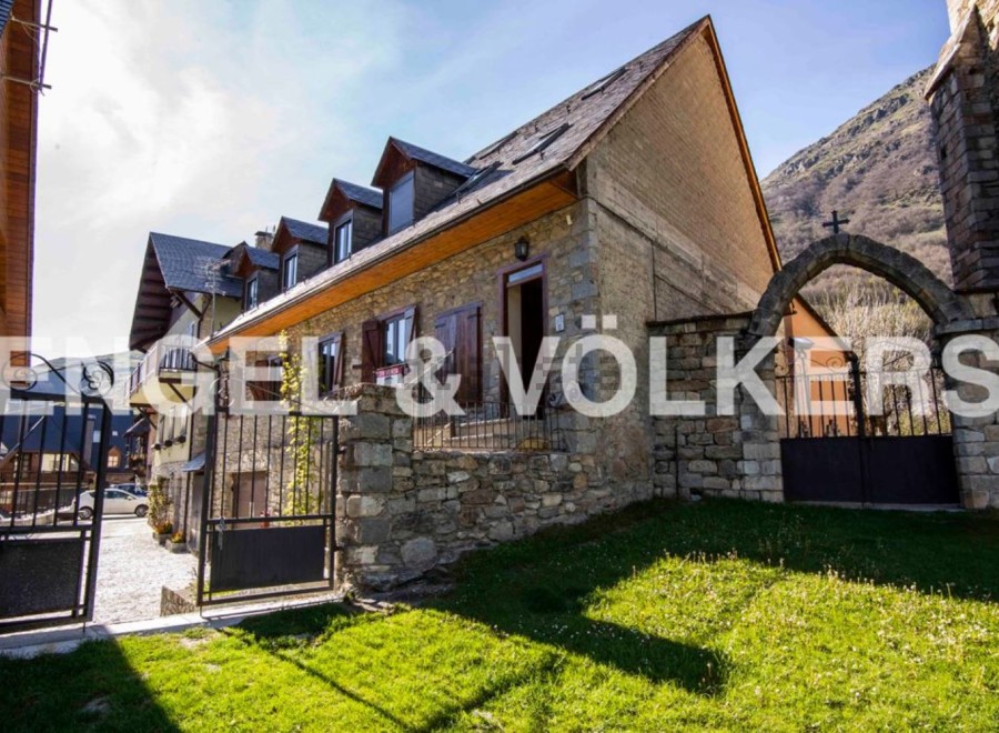 Charming stone house in the mountains with stunning views.