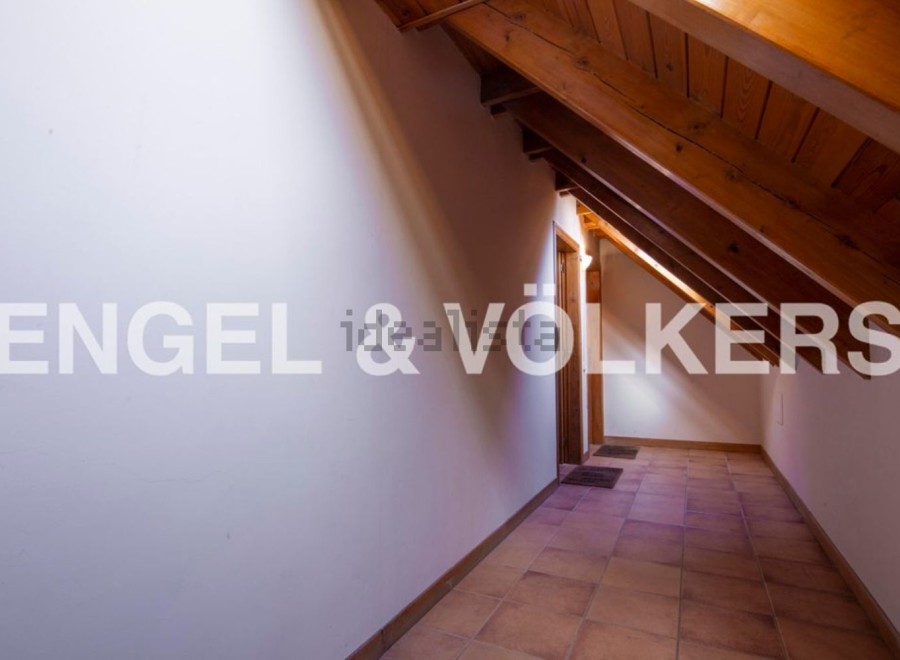 Discover this charming attic space, featuring exposed wooden beams and terracotta tile flooring.