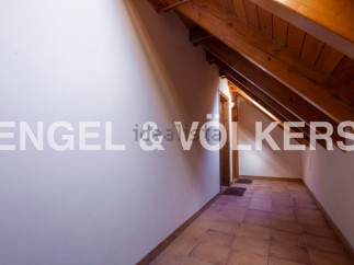 Discover this charming attic space, featuring exposed wooden beams and terracotta tile flooring.