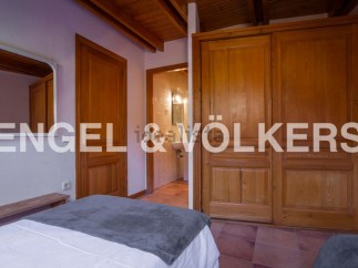 Charming bedroom with wooden floors and built-in wardrobe.