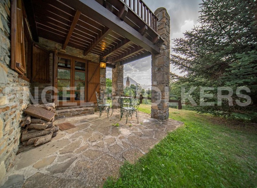 This charming stone house boasts a delightful patio, perfect for outdoor dining and relaxation.