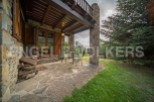 This charming stone house boasts a delightful patio, perfect for outdoor dining and relaxation.