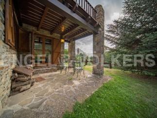 This charming stone house boasts a delightful patio, perfect for outdoor dining and relaxation.