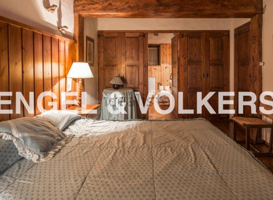 Rustic Charm Meets Modern Comfort in this Mountain Retreat.