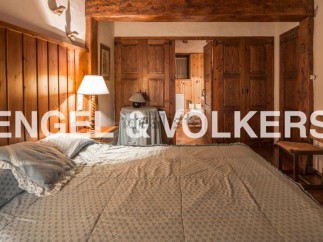 Rustic Charm Meets Modern Comfort in this Mountain Retreat.