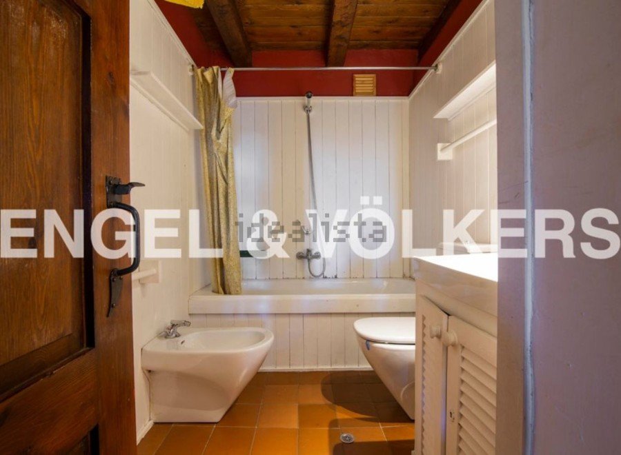 Charming bathroom with vintage details, featuring a bathtub, bidet, and toilet.