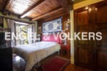 Discover this charming bedroom with wooden beamed ceilings and a cozy atmosphere.