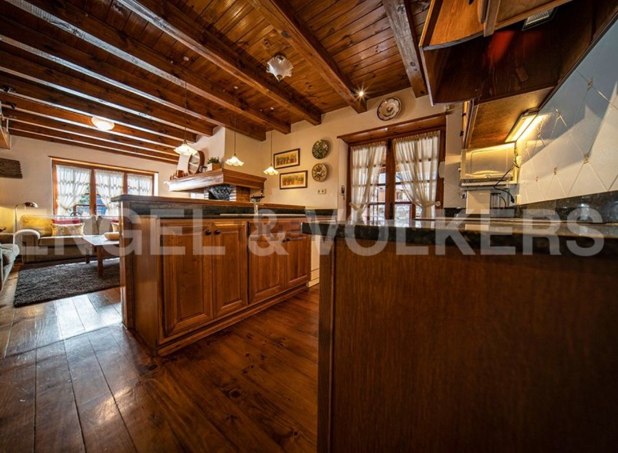 This stunning property boasts a beautiful wooden kitchen with granite countertops and custom cabinetry.