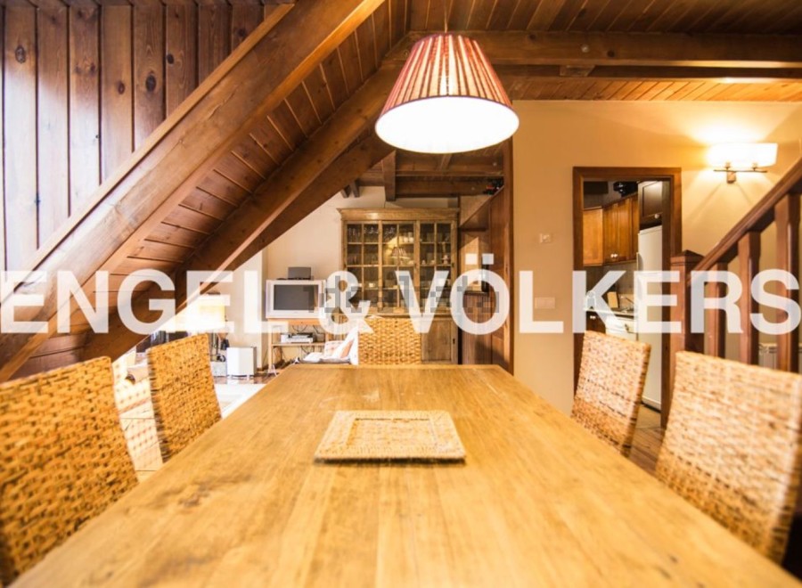 Rustic mountain chalet with a spacious dining area, perfect for family gatherings.