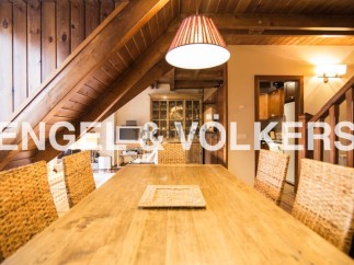 Rustic mountain chalet with a spacious dining area, perfect for family gatherings.