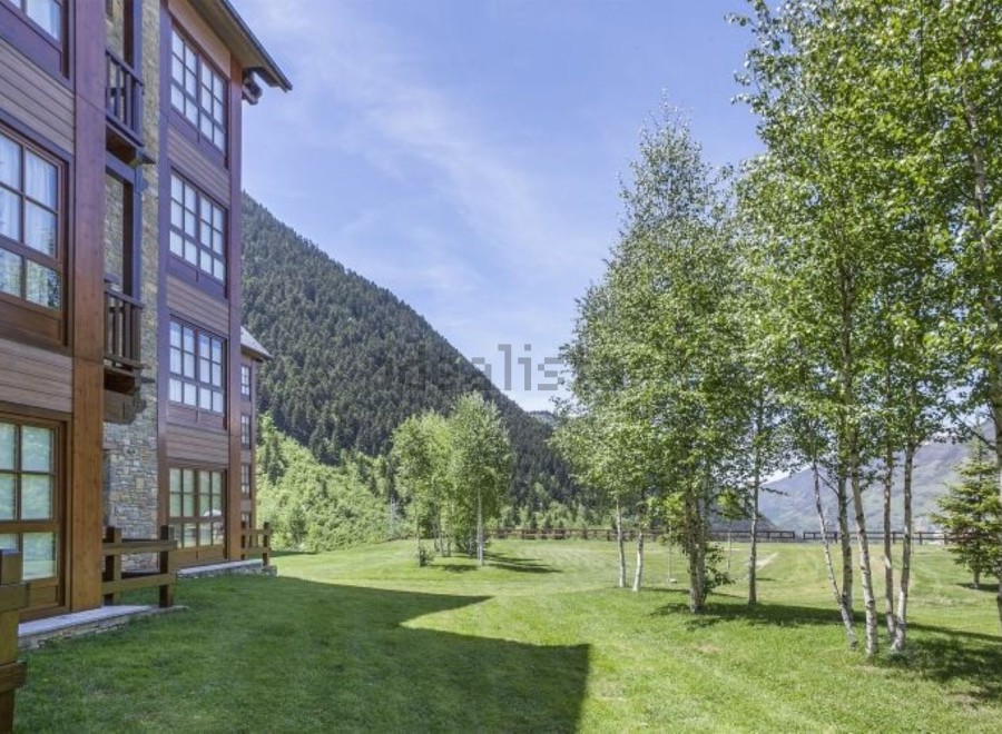 This stunning property boasts breathtaking mountain views and a tranquil setting.
