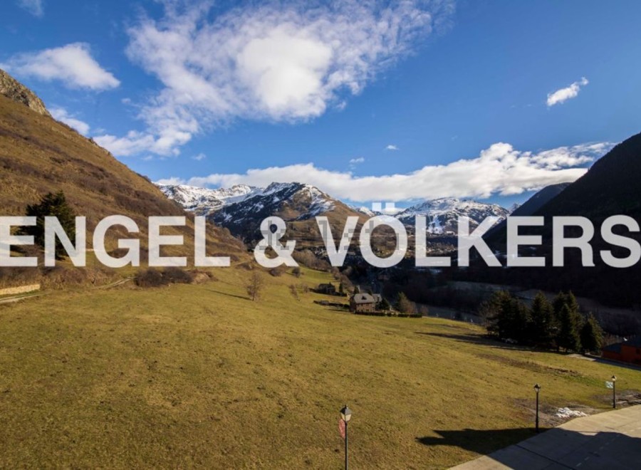 Mountain view building lot in the Pyrenees.