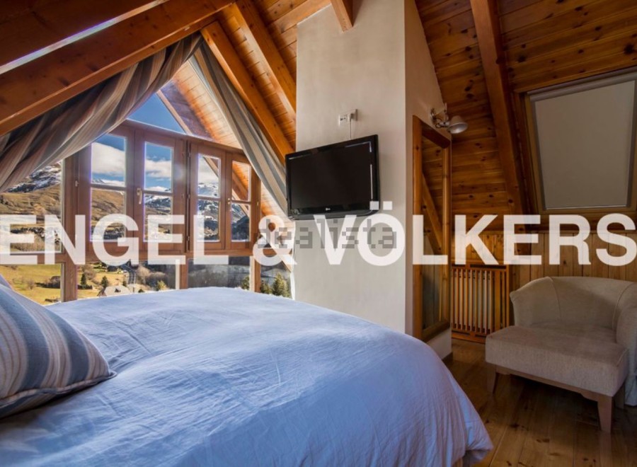This stunning chalet boasts a spacious bedroom with breathtaking mountain views, creating a serene and relaxing atmosphere.