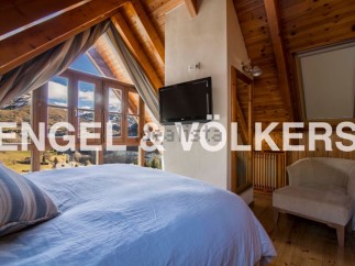 This stunning chalet boasts a spacious bedroom with breathtaking mountain views, creating a serene and relaxing atmosphere.