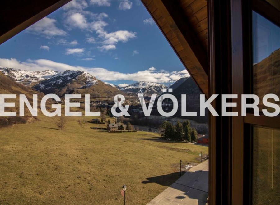 Mountain view chalet with stunning scenery.