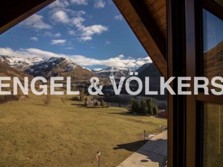 Mountain view chalet with stunning scenery.