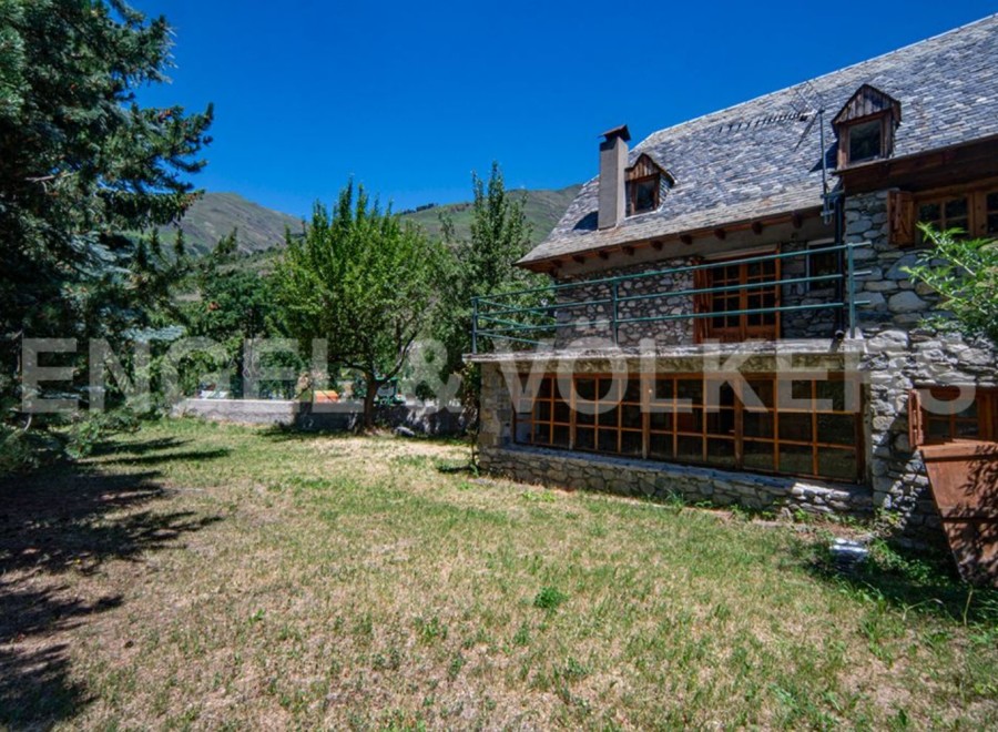 Mountain retreat with stunning views and large garden.