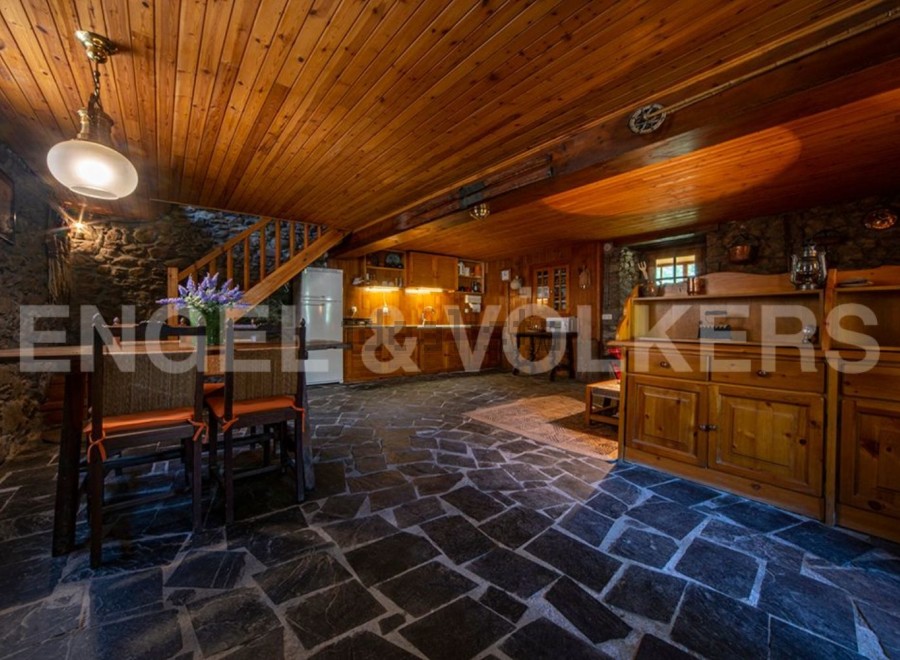 Rustic mountain home with a charming open-plan kitchen and dining area.