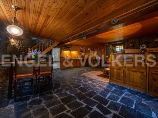Rustic mountain home with a charming open-plan kitchen and dining area.