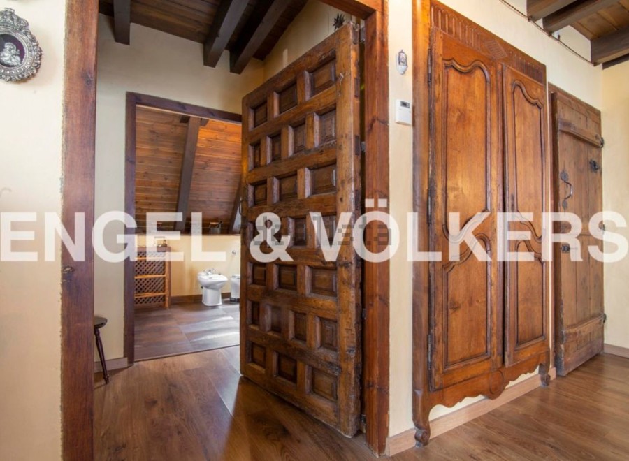 This stunning property boasts exquisite wooden features throughout, including intricately carved doors and built-in wardrobes.