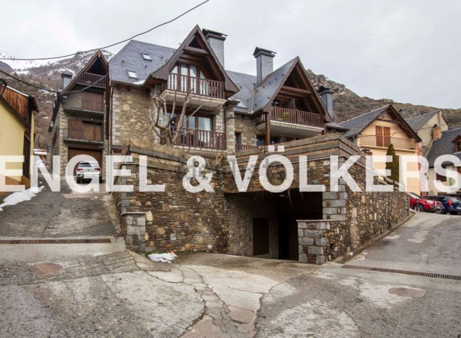 Mountain retreat with stunning views and spacious living.