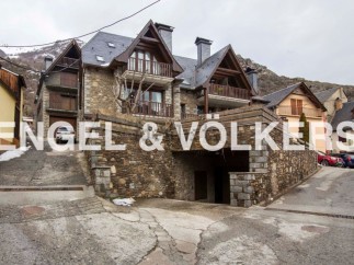 Mountain retreat with stunning views and spacious living.