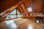 Discover this charming attic room boasting a stunning view and natural wood finishes.