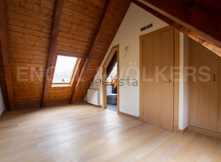 This attic room boasts a stunning wooden ceiling and light oak flooring.
