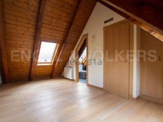 This attic room boasts a stunning wooden ceiling and light oak flooring.