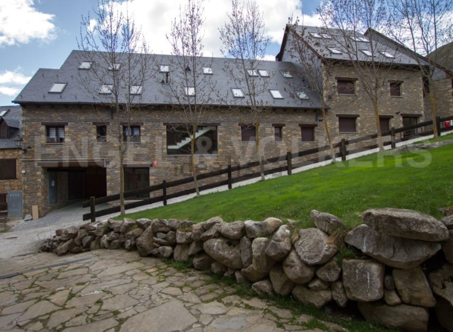 This stunning stone building boasts a picturesque setting, offering breathtaking views.