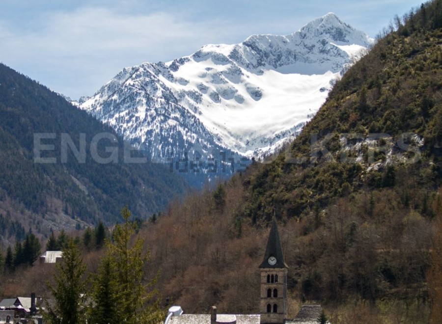 Nestled in a picturesque valley, this charming church boasts breathtaking views of snow-capped mountains.