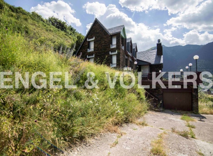 Mountain retreat with stunning views and spacious living.