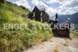 Mountain retreat with stunning views and spacious living.