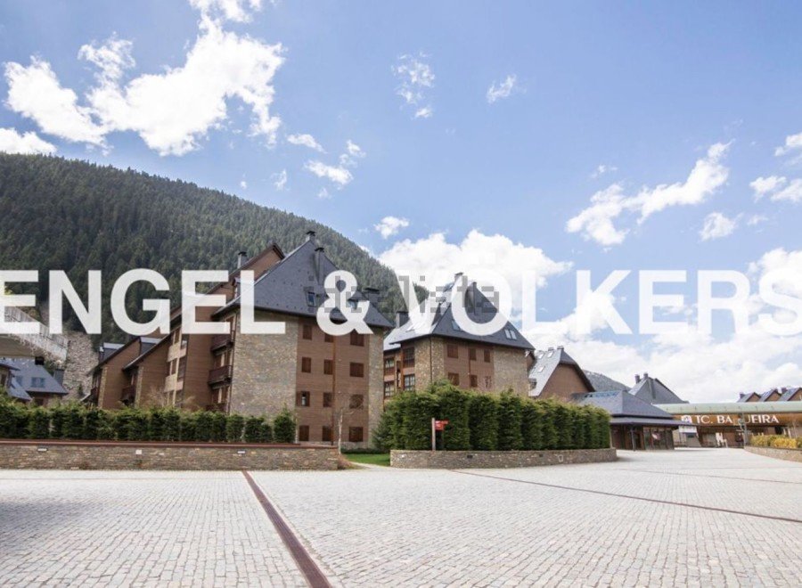 Discover this stunning mountain retreat nestled in a picturesque setting.