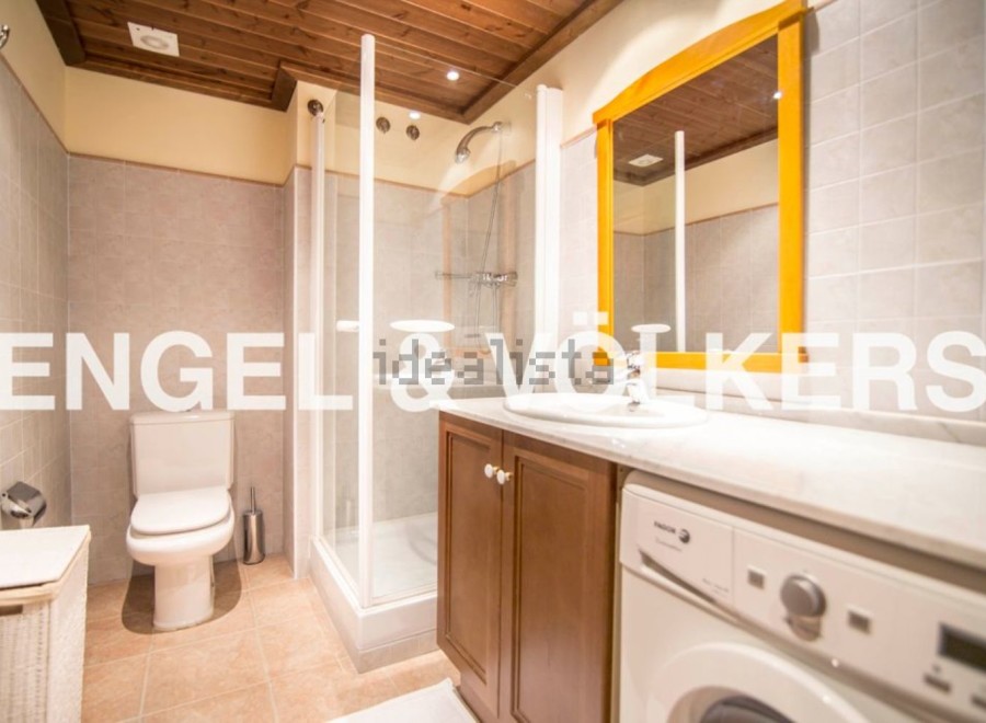 This stunning bathroom boasts a modern design with a spacious shower, a sleek toilet, and a stylish vanity with integrated sink.