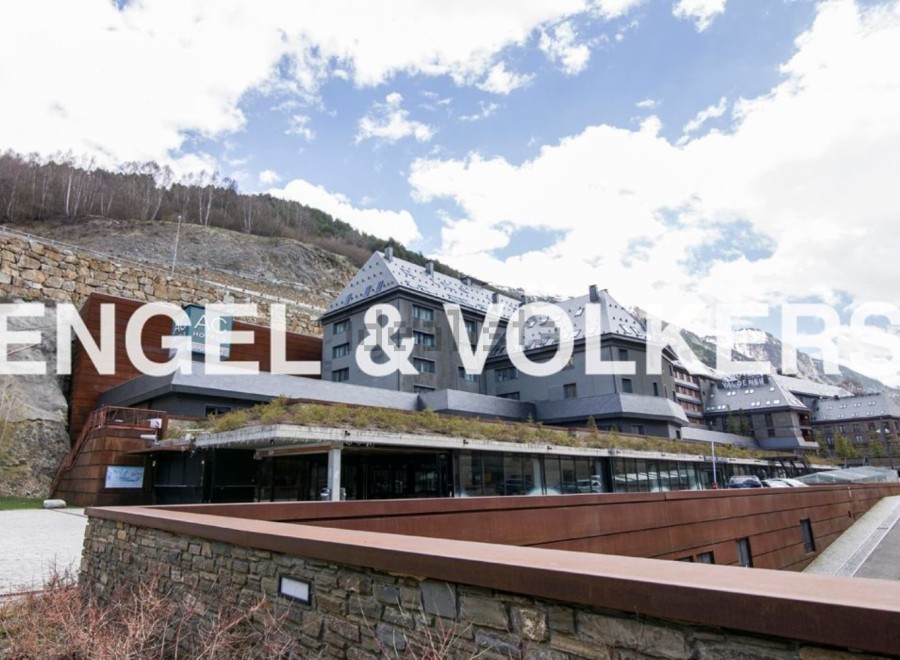 This stunning hotel boasts a prime location nestled in the mountains, offering breathtaking views.