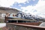 This stunning hotel boasts a prime location nestled in the mountains, offering breathtaking views.