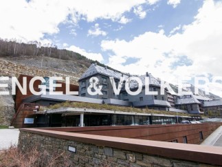 This stunning hotel boasts a prime location nestled in the mountains, offering breathtaking views.