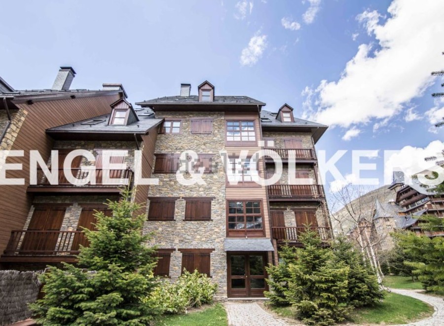 This stunning mountain chalet boasts a prime location with breathtaking views.
