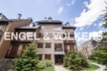 This stunning mountain chalet boasts a prime location with breathtaking views.